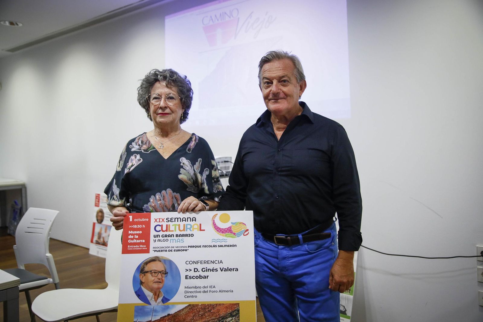 Las imágenes de la conferencia dentro de la "Semana Cultural Puerta Europa" de Ginés Valera en Almería