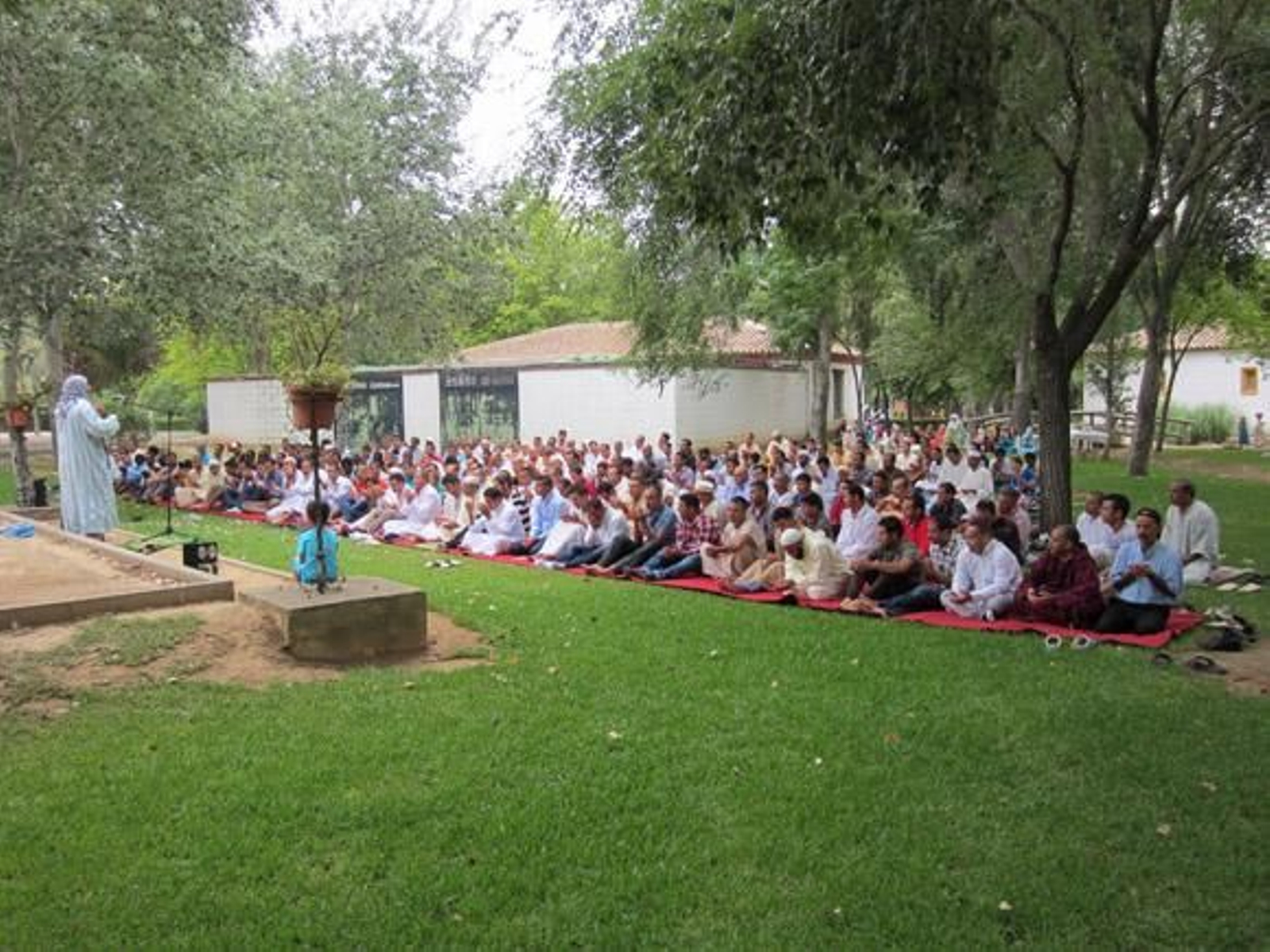 Más de 200 musulmanes celebran el fin del Ramadán en el parque municipal