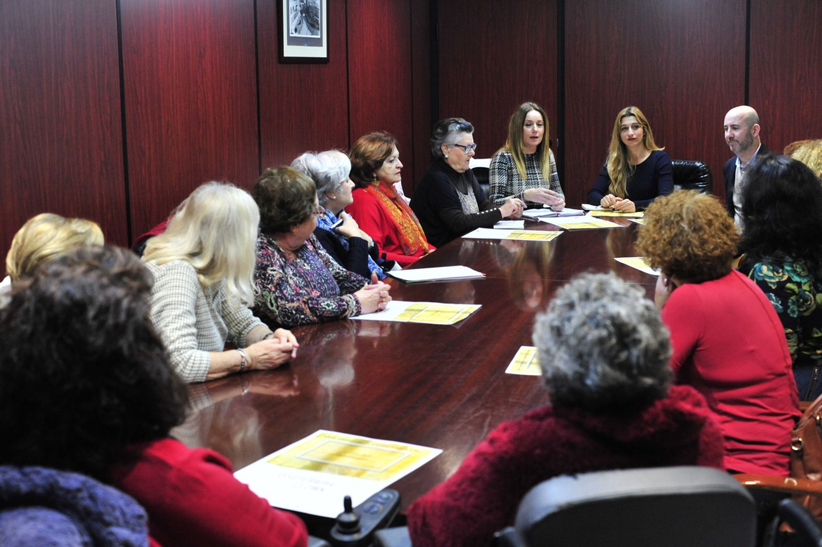 Reunión con las asociaciones participantes en el taller 'Alegría femenina'