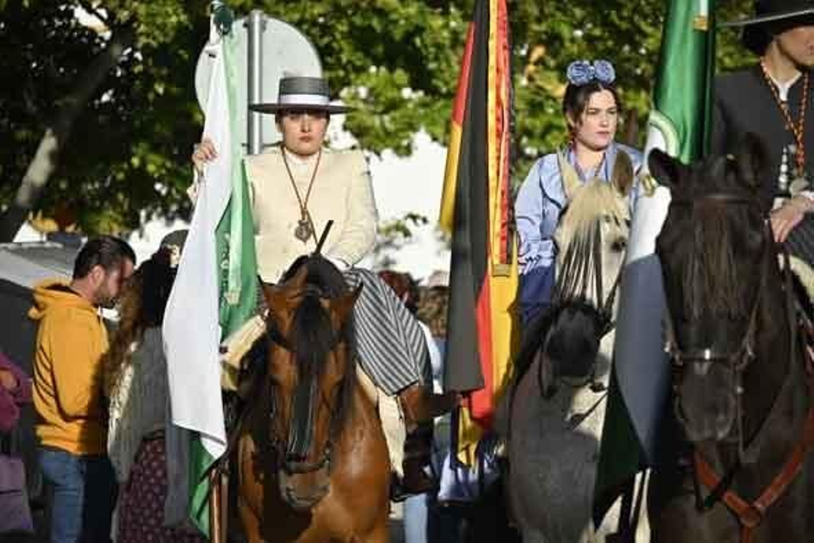 Las mejores imágenes de los peregrinos en la salida de Emigrantes