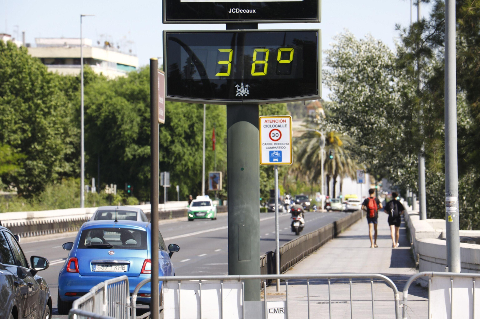 Un termómetro de calle marca 38 grados en Córdoba capital este abril. Un termómetro de calle marca 38 grados en Córdoba capital este abril.