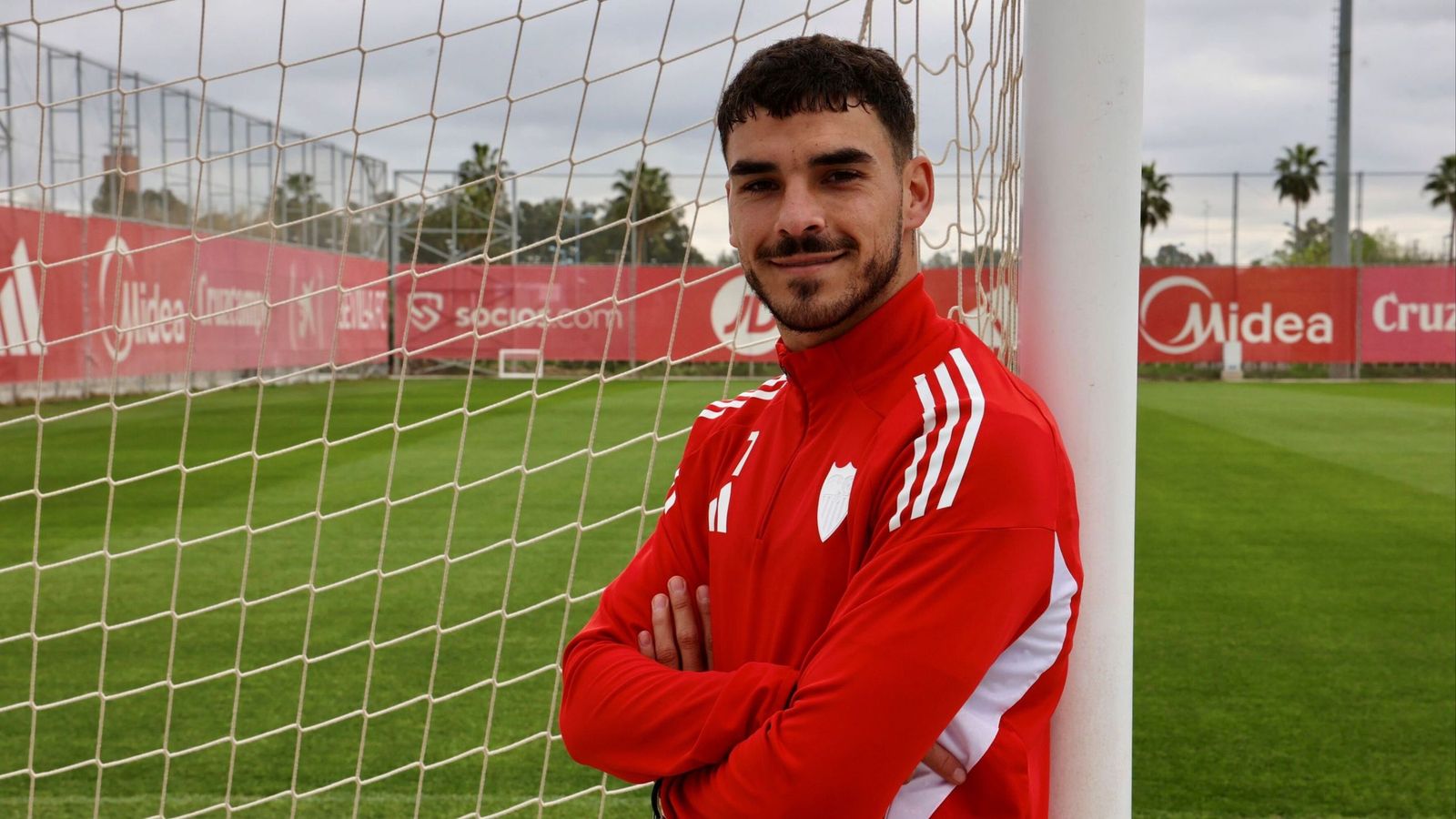 Isaac Romero posa en la ciudad deportiva del Sevilla.