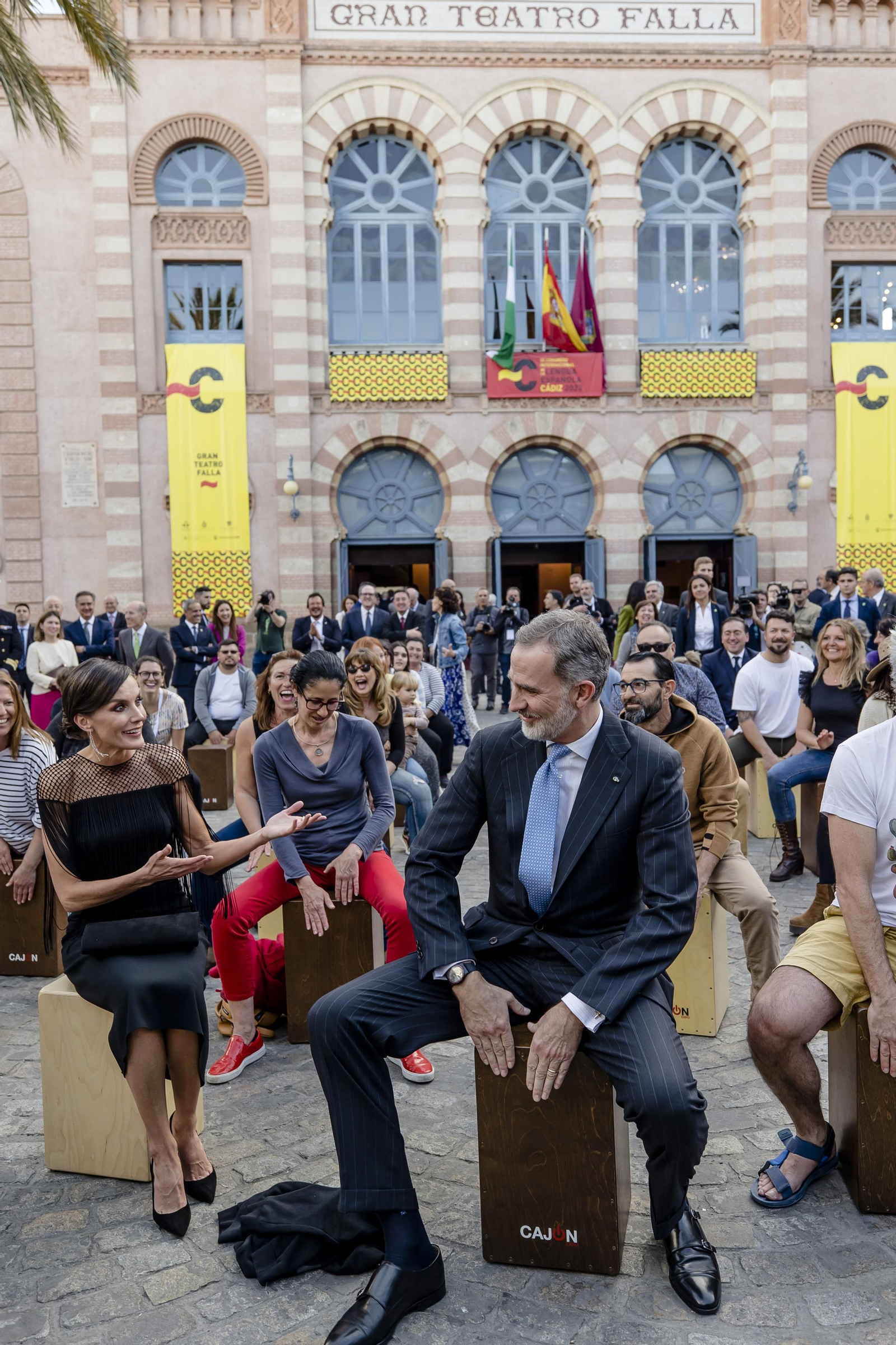 El Rey toca el cajón ante el Gran Teatro Falla de Cádiz.