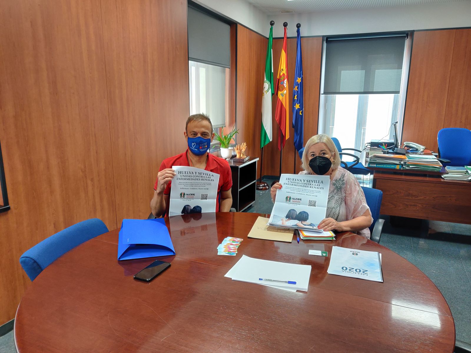 Manuela Caro con un representante de Alcer Giralda Huelva.