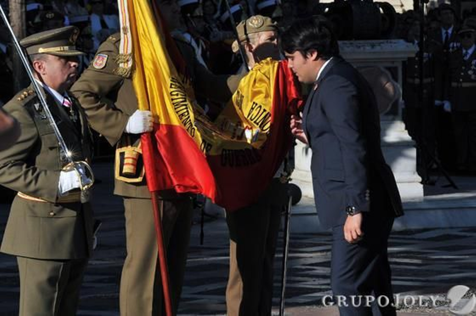 Las imágenes de la jura de bandera y el desfile militar del Día de San Fernando