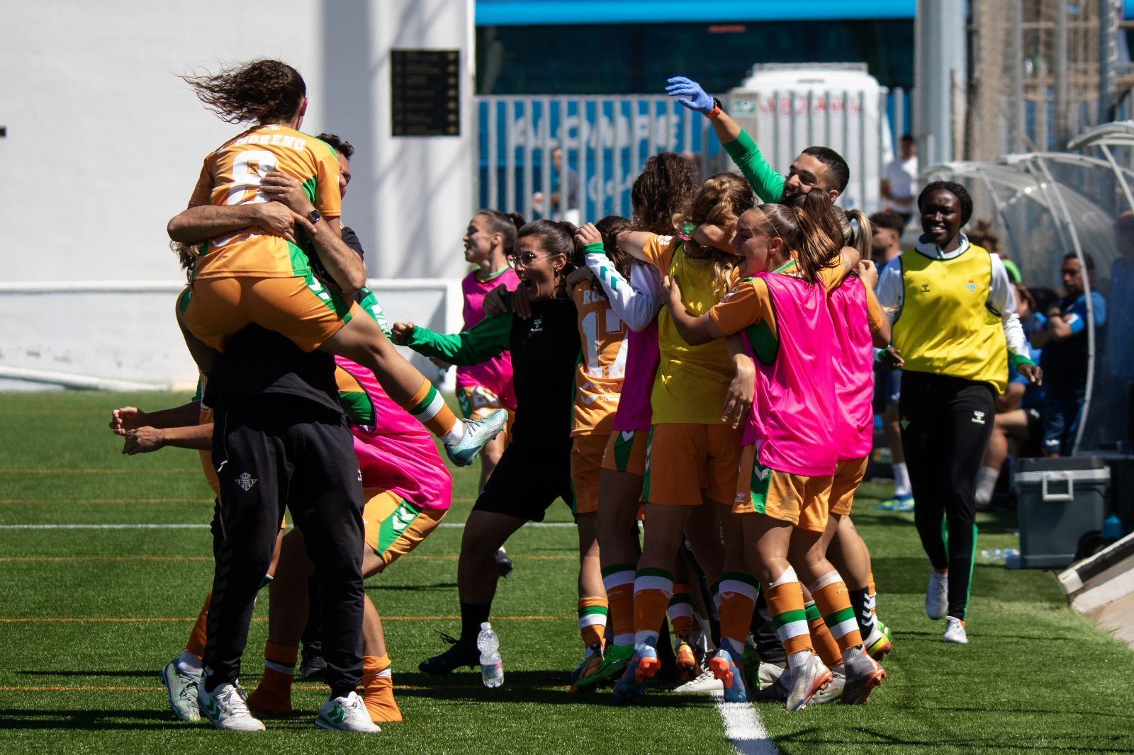 Las jugadoras del Betis celebran el tanto de la victoria con el banquillo.