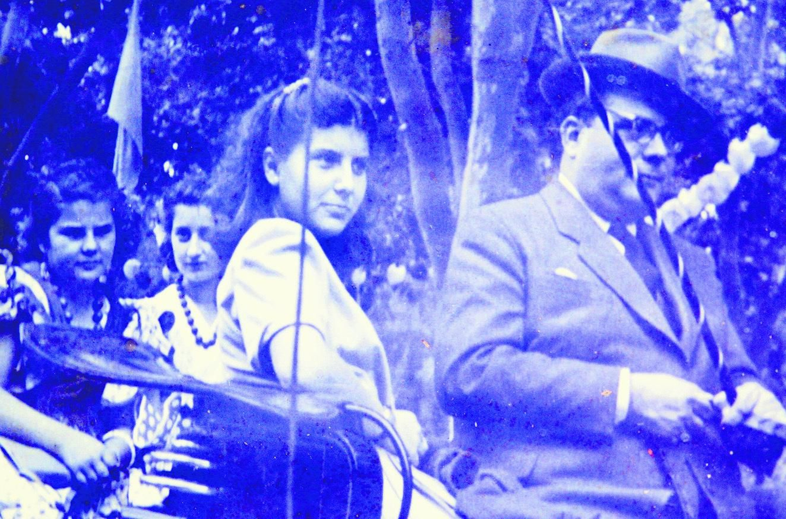 Ana María Bohórquez Escribano, de joven, tras su hermana Sol y su padre en plena feria.