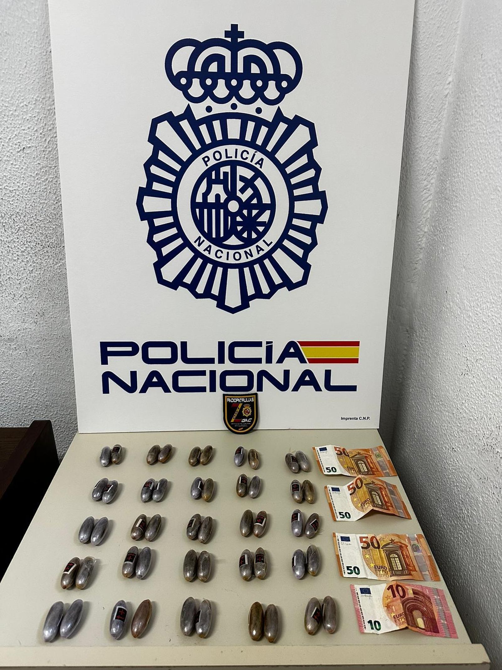 Las bellotas de hachís interceptadas por la Policía Nacional en El Puerto.