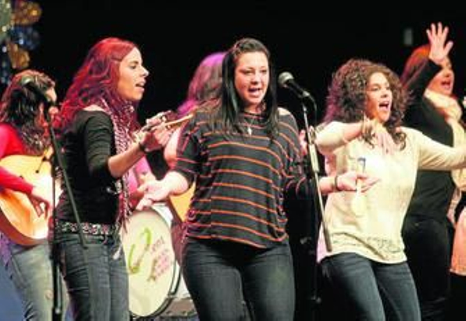 La chirigota femenina de Algeciras 'Menea, Menea o Matilde se cabrea', durante su actuación de ayer.