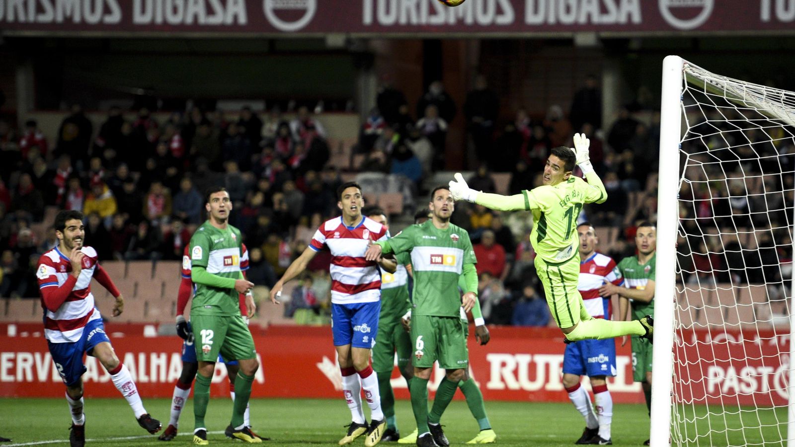 Edgar Badía observa el cuero en una acción ofensiva del Granada CF.