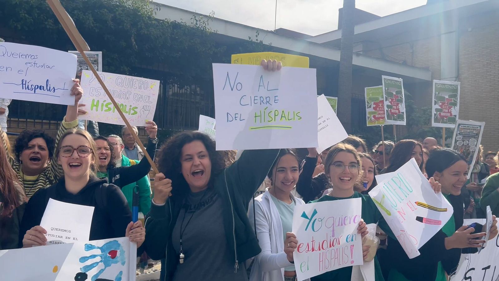 Cada aplauso y cada grito repite un mensaje claro: "El Híspalis no se cierra"