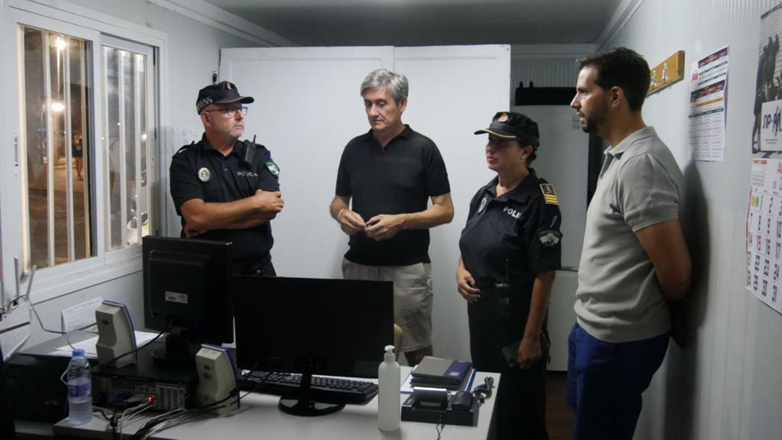 El alcalde de Adra Manuel Cortés y el edil José Crespo, junto a agentes de la Policía Local.