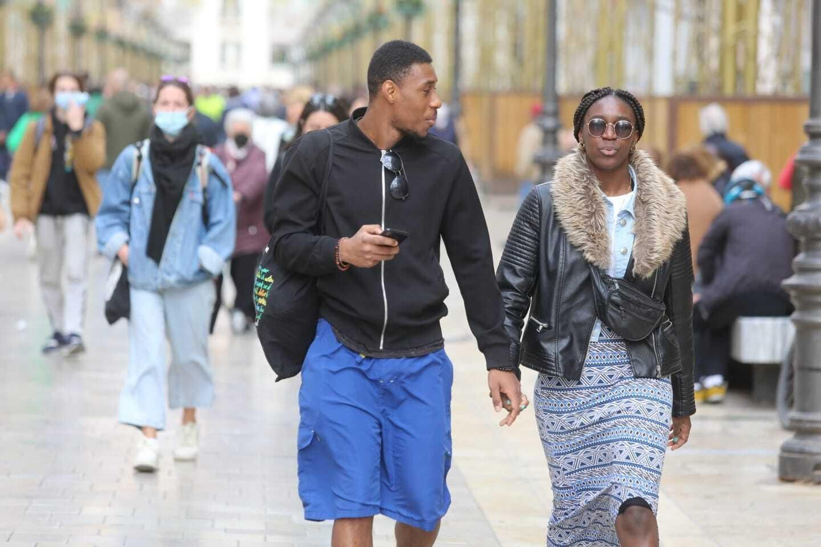 Viandantes sin mascarilla por calle Larios.