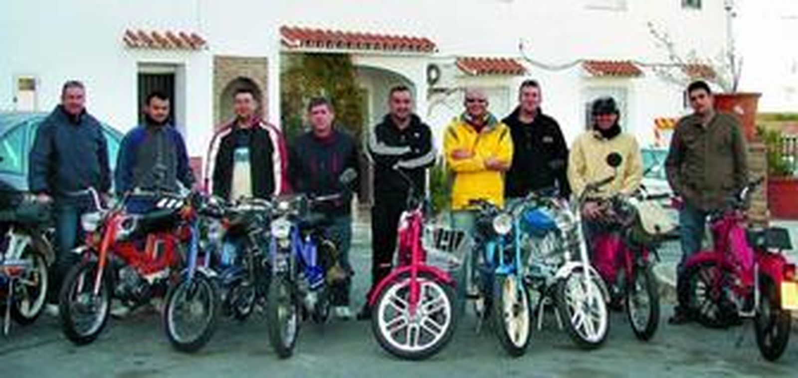 El grupo de aficionados que prepara la aventura, con sus Mobylettes.