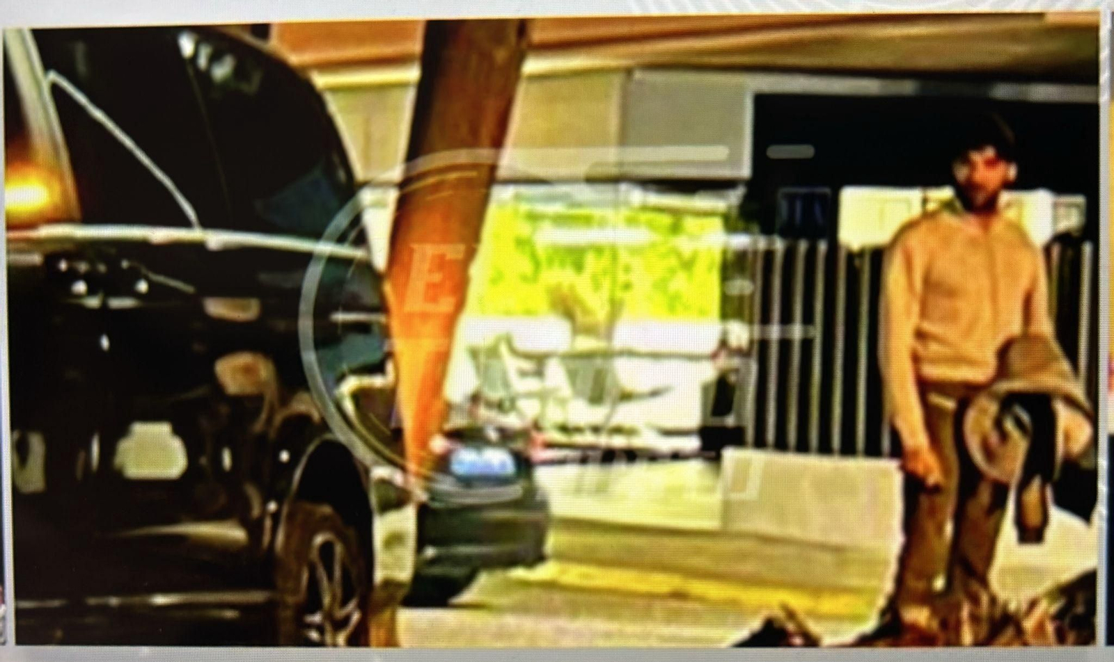 El torero Cayetano Rivera, junto a su coche tras sufrir el accidente de tráfico.