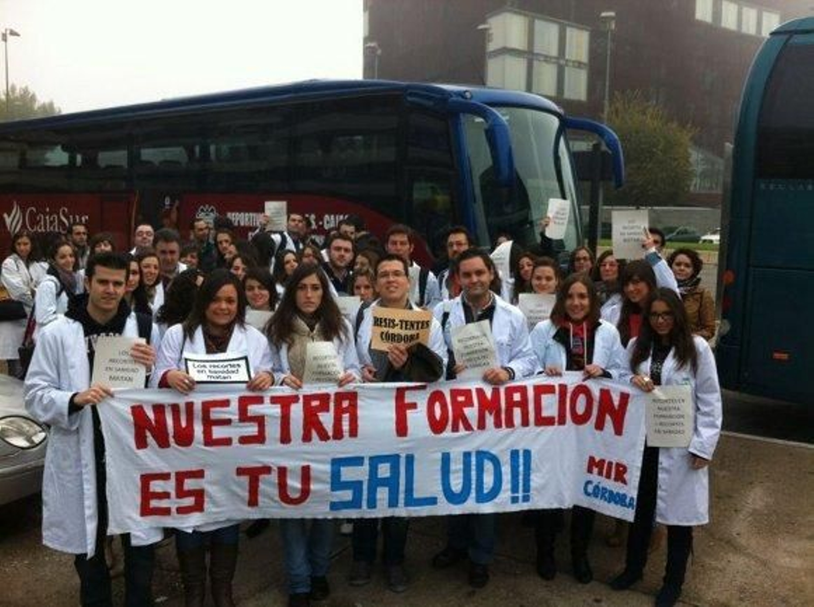 Miles de médicos residentes secundan la huelga indefinida por los recortes