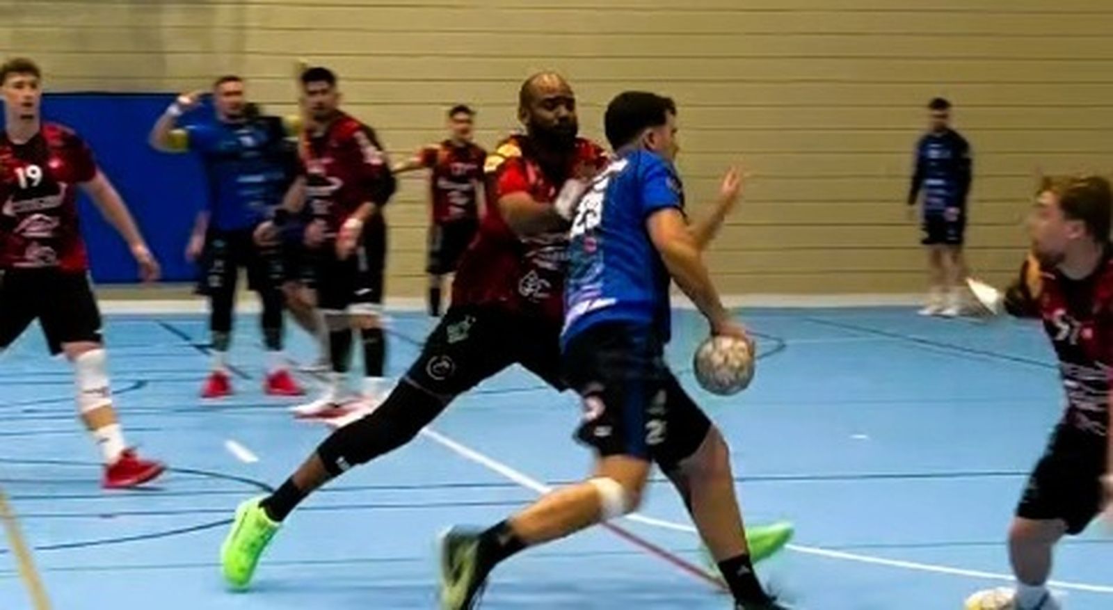 Un jugador canterano-sureño intenta sortear la presión de un rival antes de ejecutar un tiro.