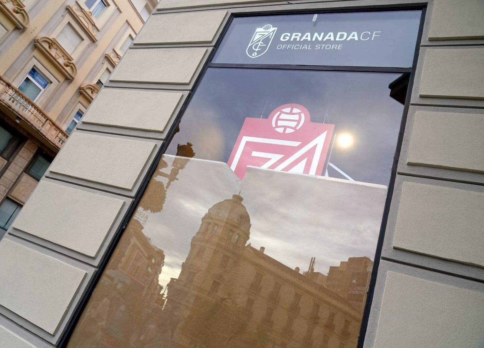 Imagen exterior de la tienda del Granada CF