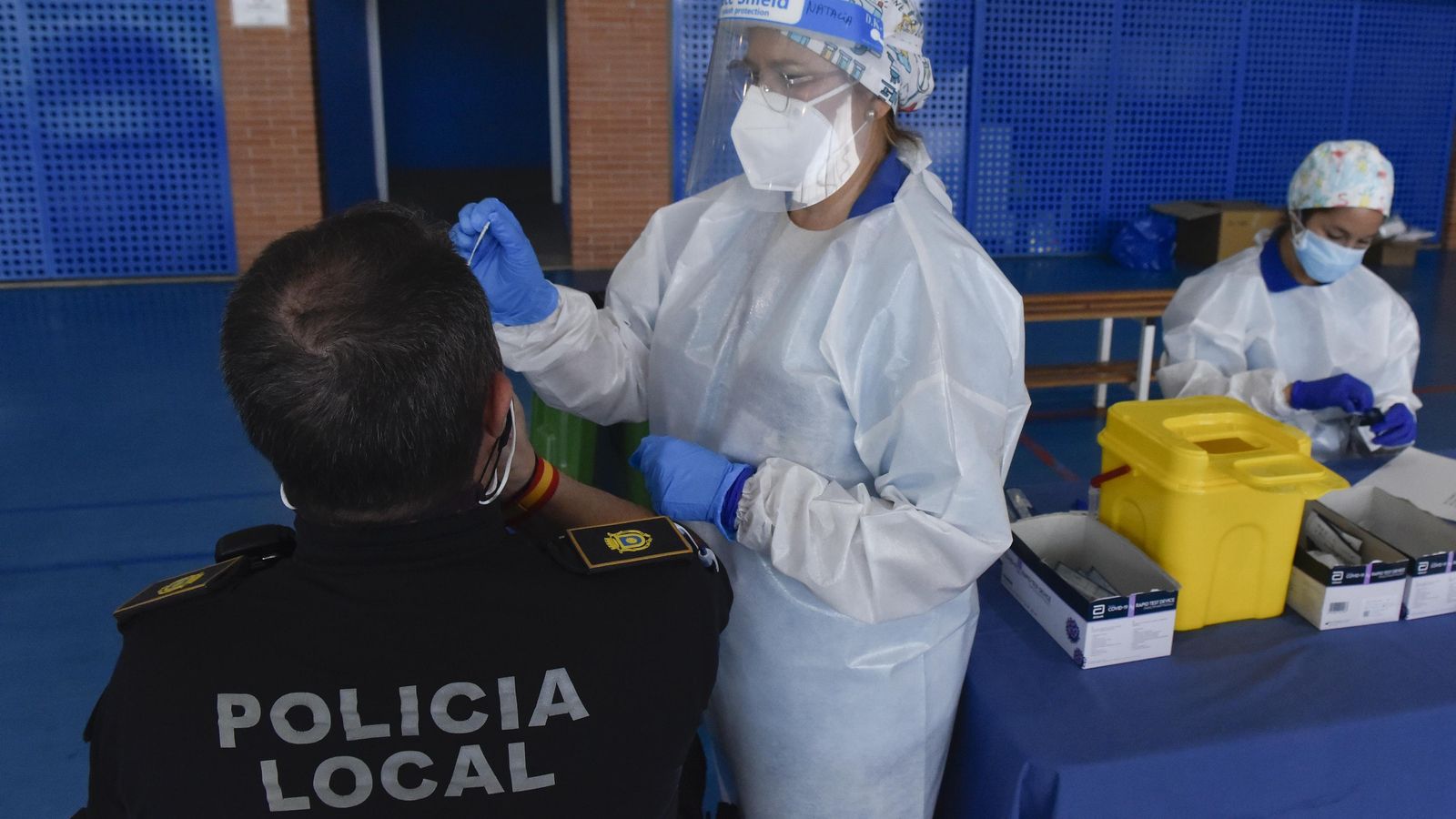 Un policía local, también en las pruebas de cribado. Entre la plantilla ha habido cinco positivos desde finales de septiembre.
