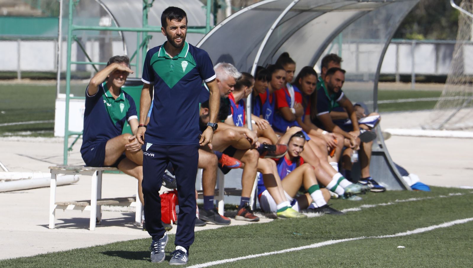 Fran Rodríguez da órdenes a sus jugadoras durante un partido.