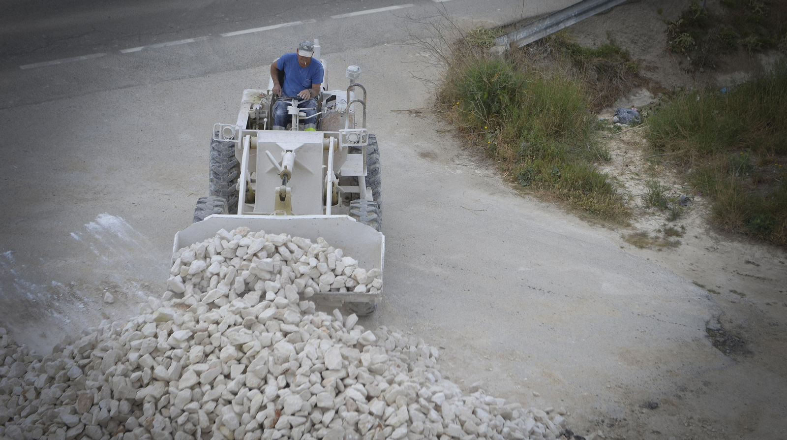 Las piedras se transportan, previamente seleccionadas, hasta la boca del horno.