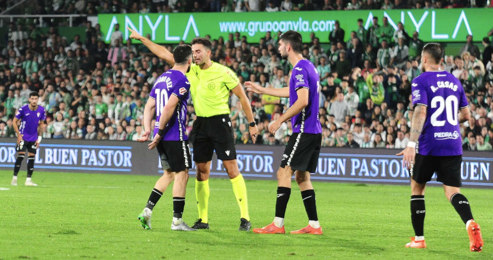 Eder Mallo Fernández señala el camino de los vestuarios a Jacobo tras su expulsión en el Racing - Córdoba CF.