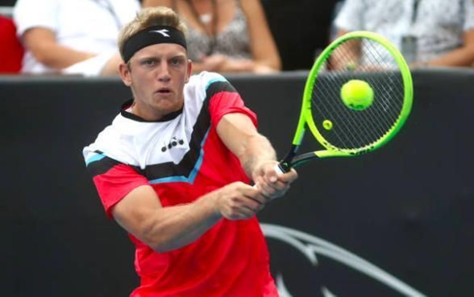 Alejandro Davidovich golpea de revés.