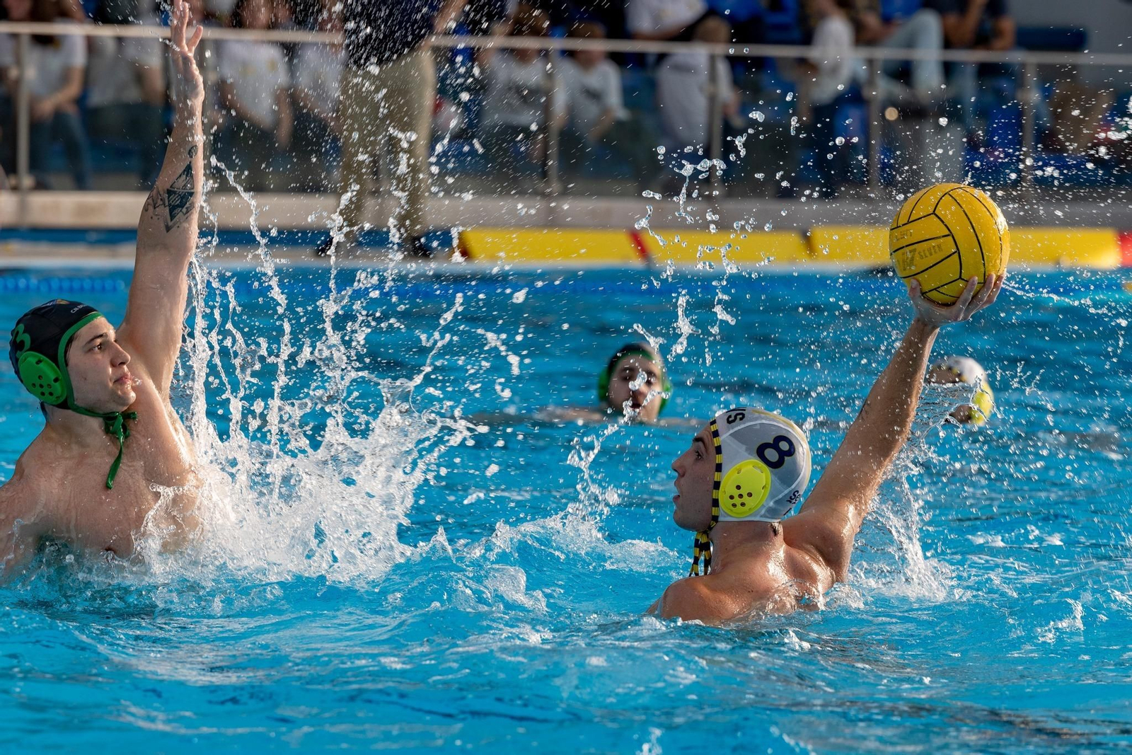 Alejandro Andújar se dispone a lanzar a gol.