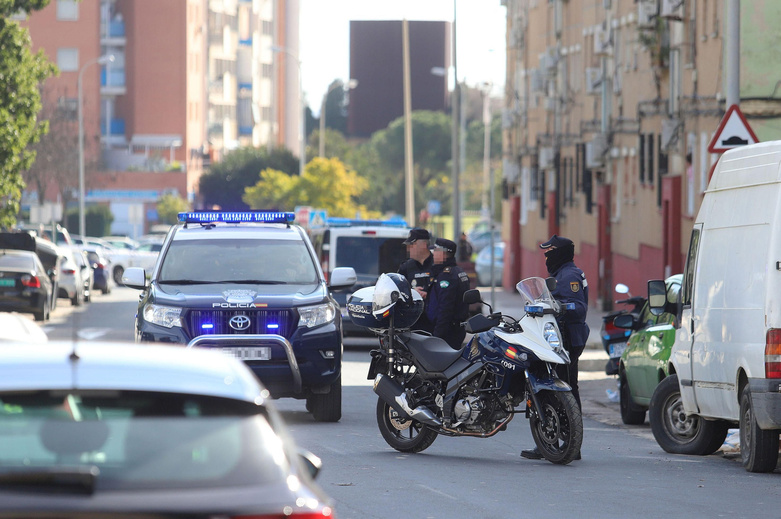 Imágenes del atrincherado que amenazaba con hacer estallar una bombona en el Torrejón, Huelva