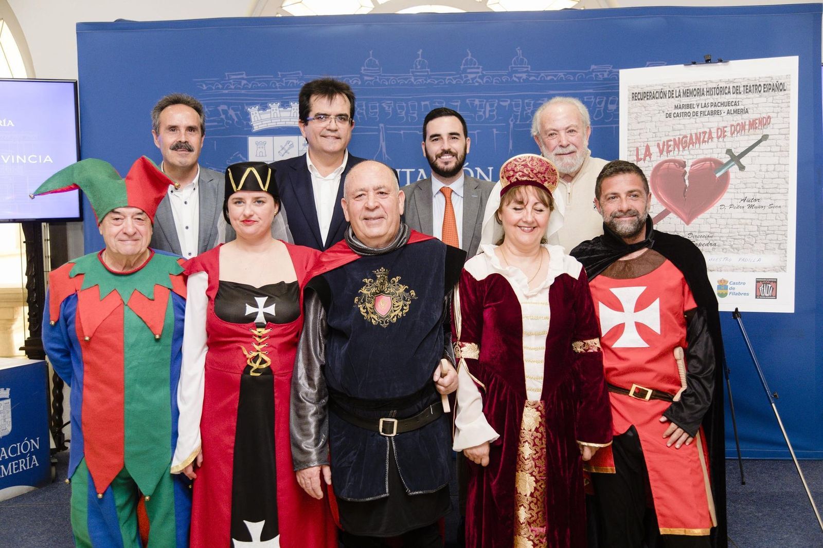 Antonio Jesús Rodríguez, Alfredo Valdivia, Carlos Sánchez y Mariano Sopedra con algunos de los actores de la compañía.
