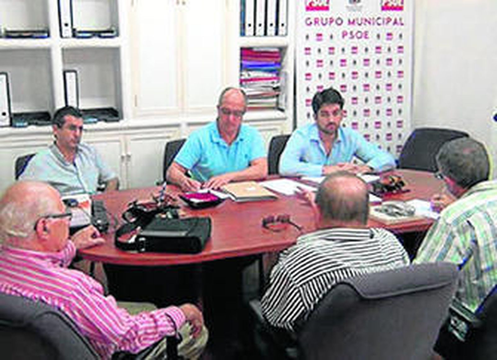 Un instante de la reunión del PSOE con los responsables de la nueva asociación.