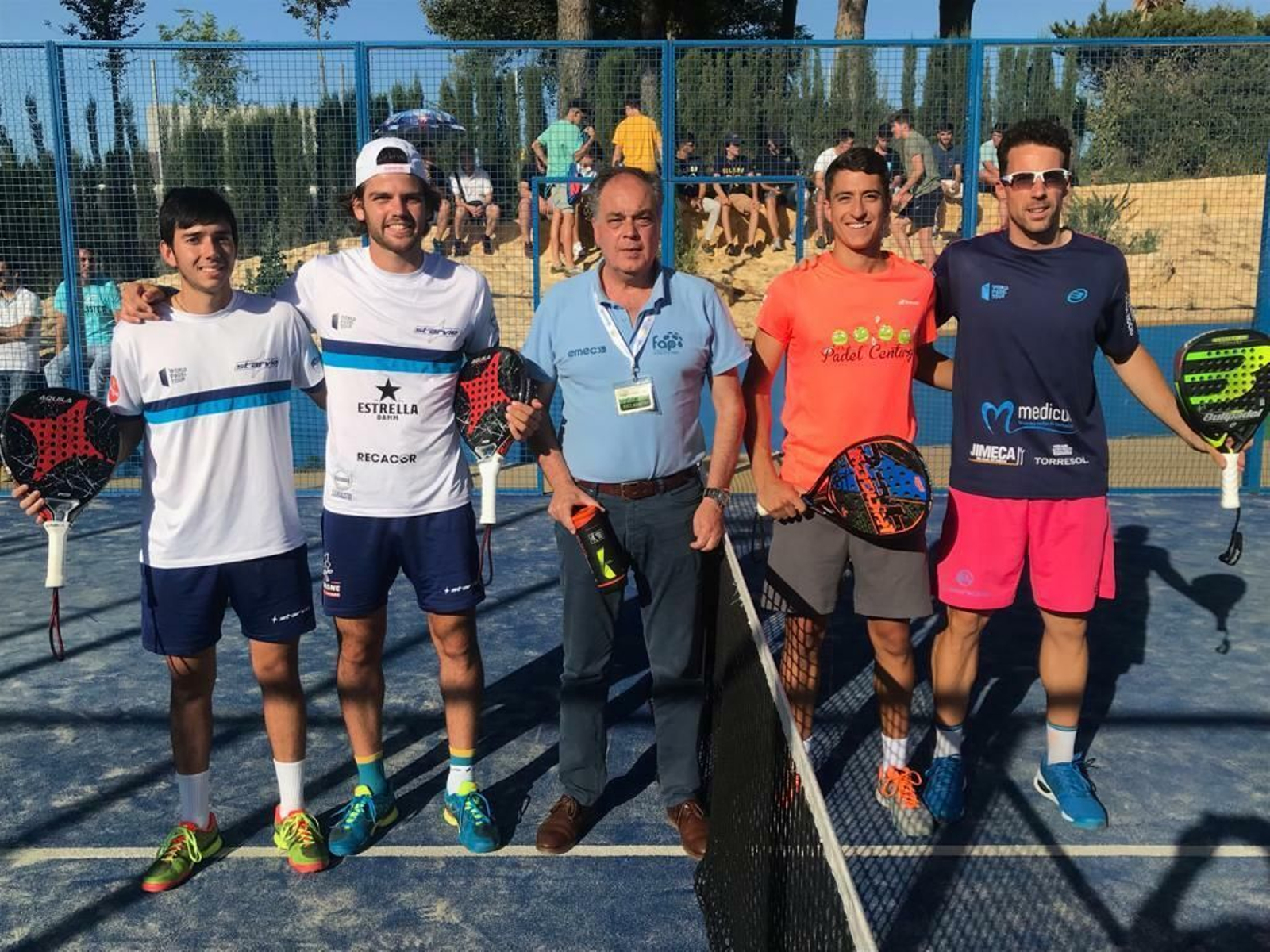 Javi Garrido, junto a su compañero y la pareja finalista, antes del partido decisivo.