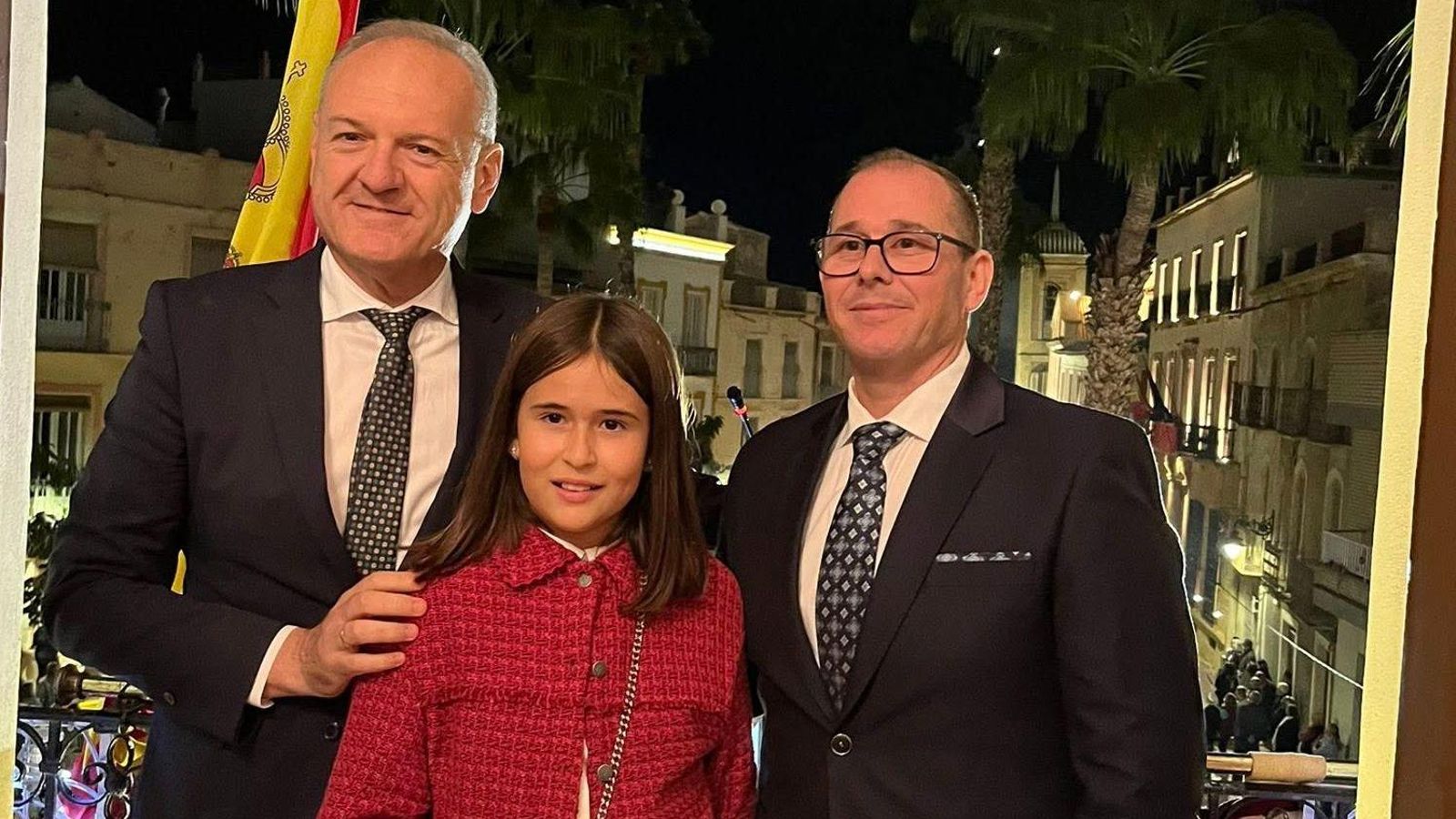 El alcalde junto con la pregonera infantil y el pregonero.