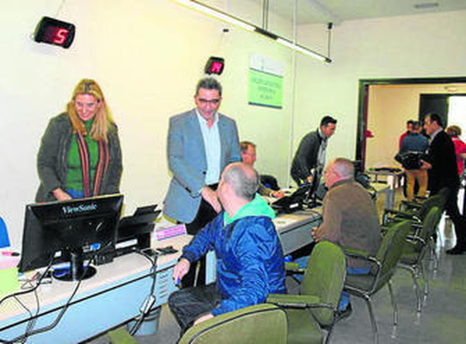 El alcalde, en una visita a la oficina de los Servicios Sociales.