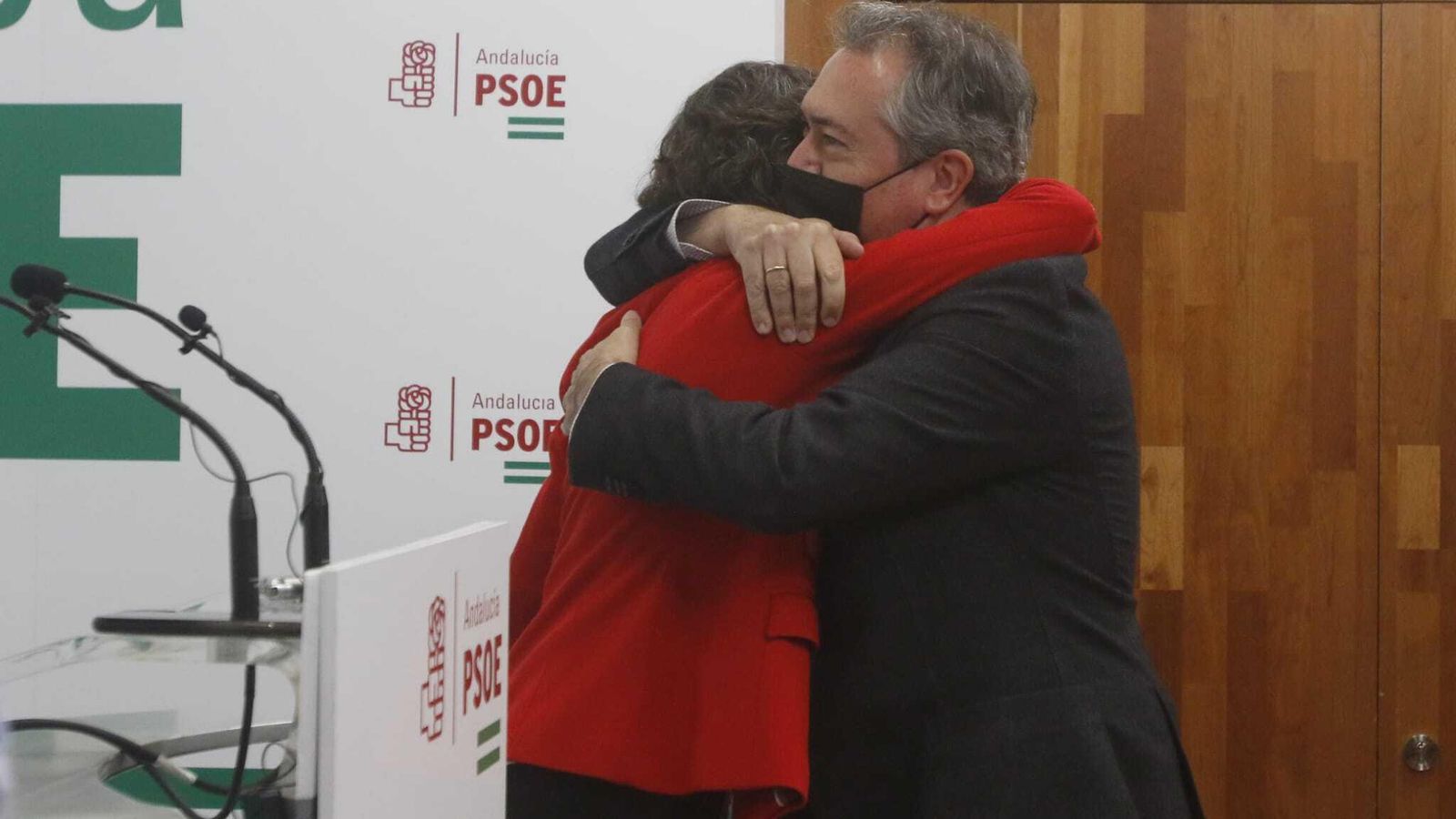 Rosa Aguilar se abraza a Juan Espadas.