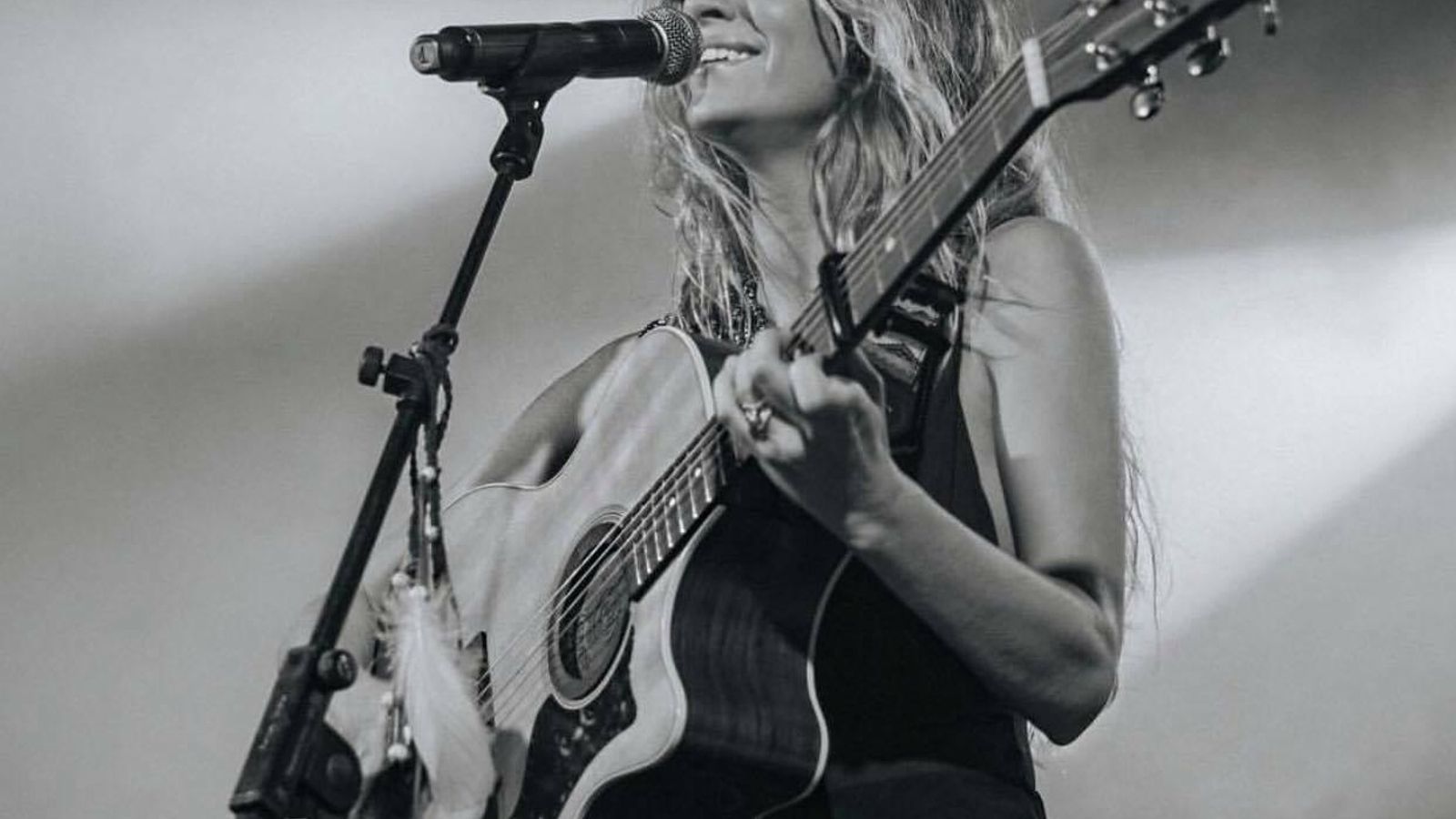 La joven siempre va acompañada de su guitarra.