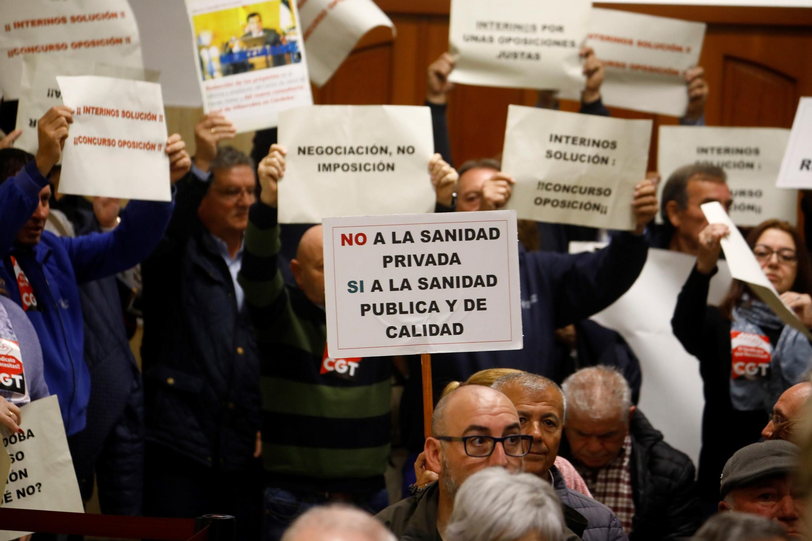 Las imágenes del Pleno suspendido por las protestas de los vecinos de Villarrubia Las imágenes del Pleno suspendido por las protestas de los vecinos de Villarrubia