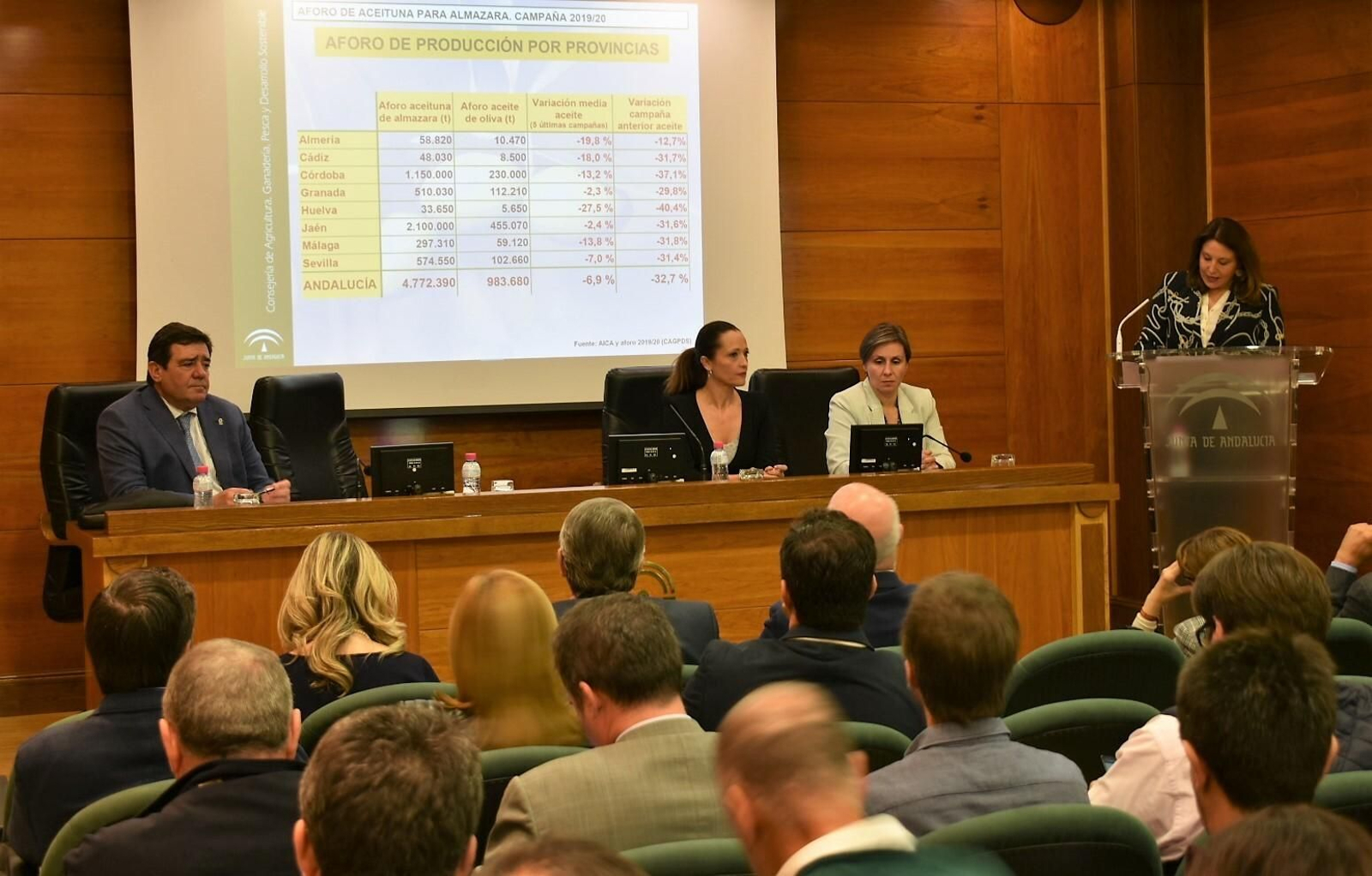 La consejera, Carmen Crespo, presentó el aforo de aceite en Jaén.