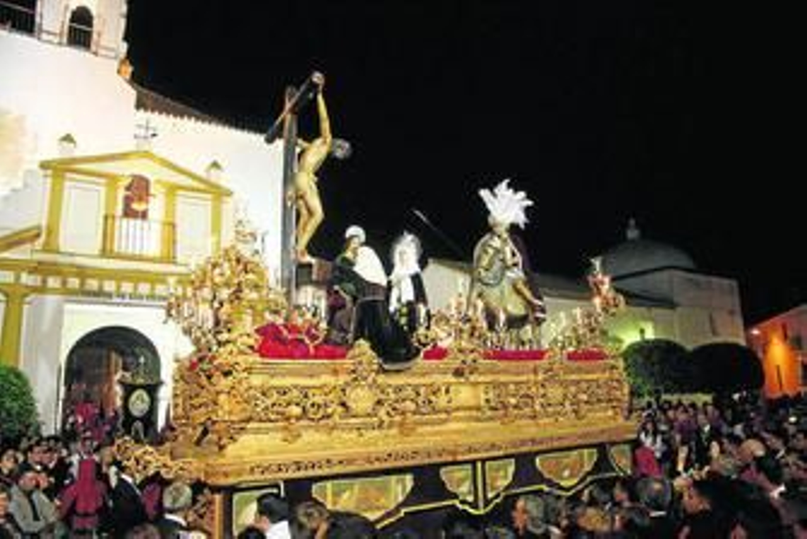 El majestuopso paso de La Lanzada momentos después de efectuar su salida la iglesia de San Francisco.