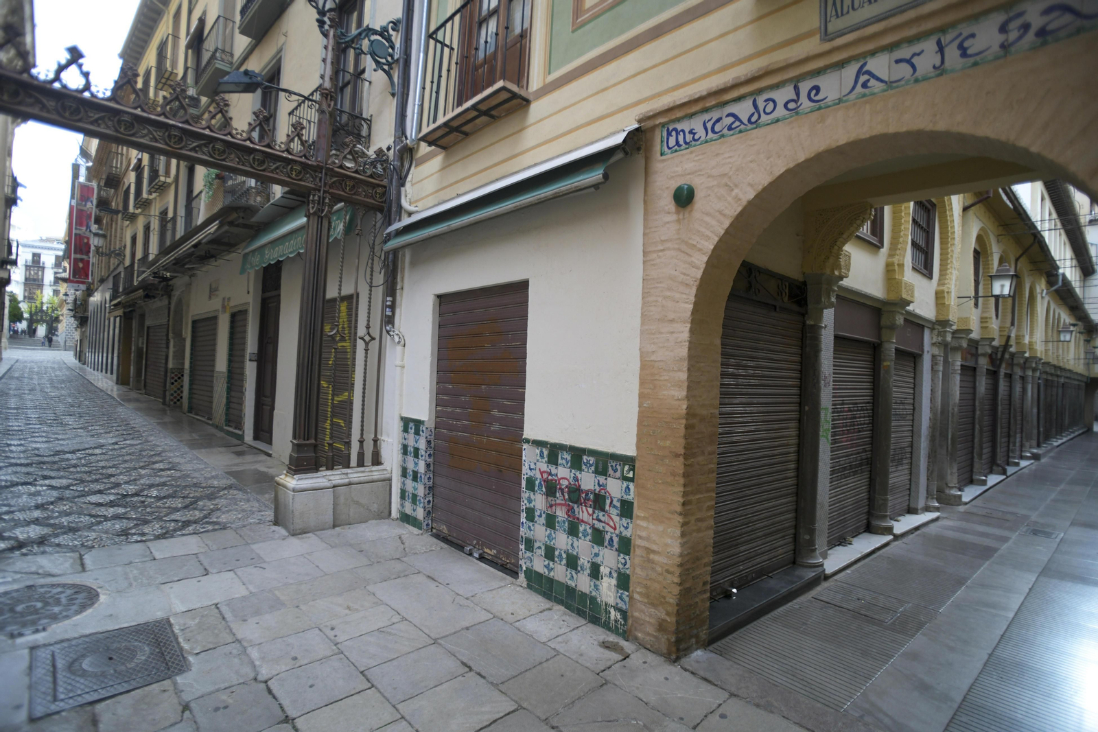Alcaicería y calle Oficios, vacías y con los negocios cerrados Alcaicería y calle Oficios, vacías y con los negocios cerrados