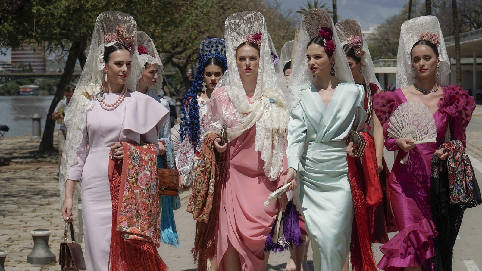 Desfile de mantillas blancas en la preferia