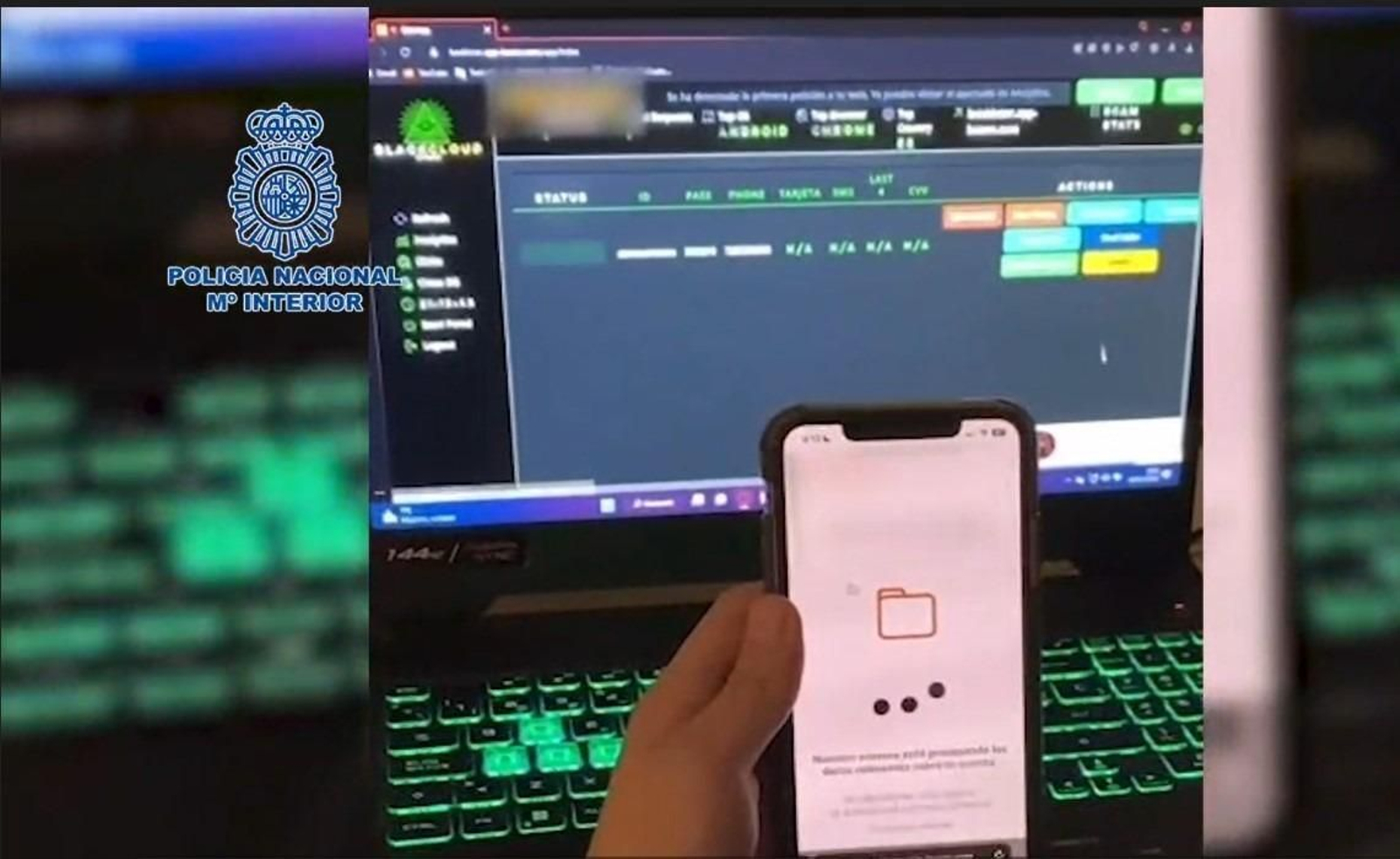 Agentes de la Policía, durante uno de los registros practicados, intervienen en uno de los ordenadores.
