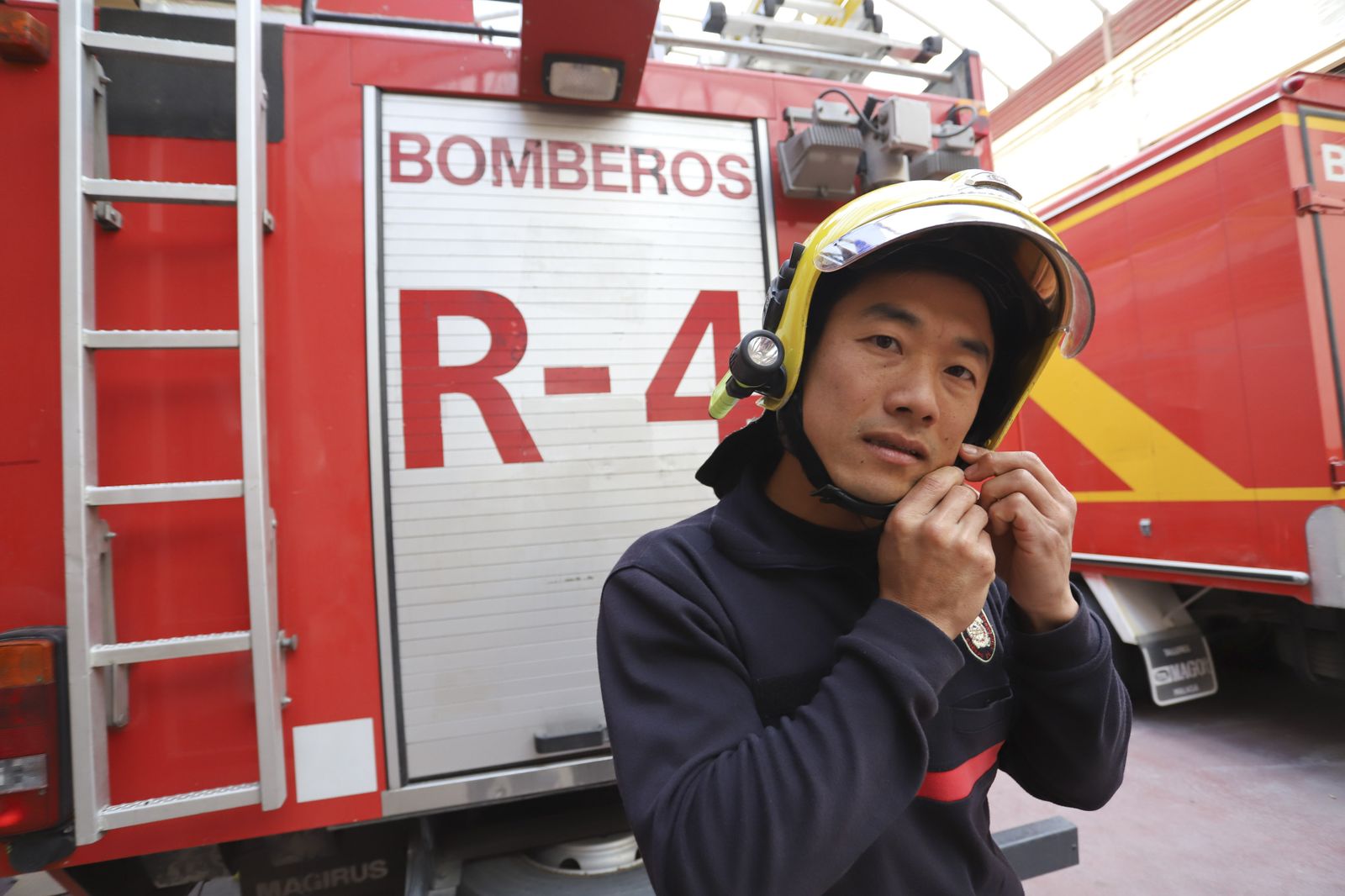 Liang, el bombero chino, en el parque central de Martiricos