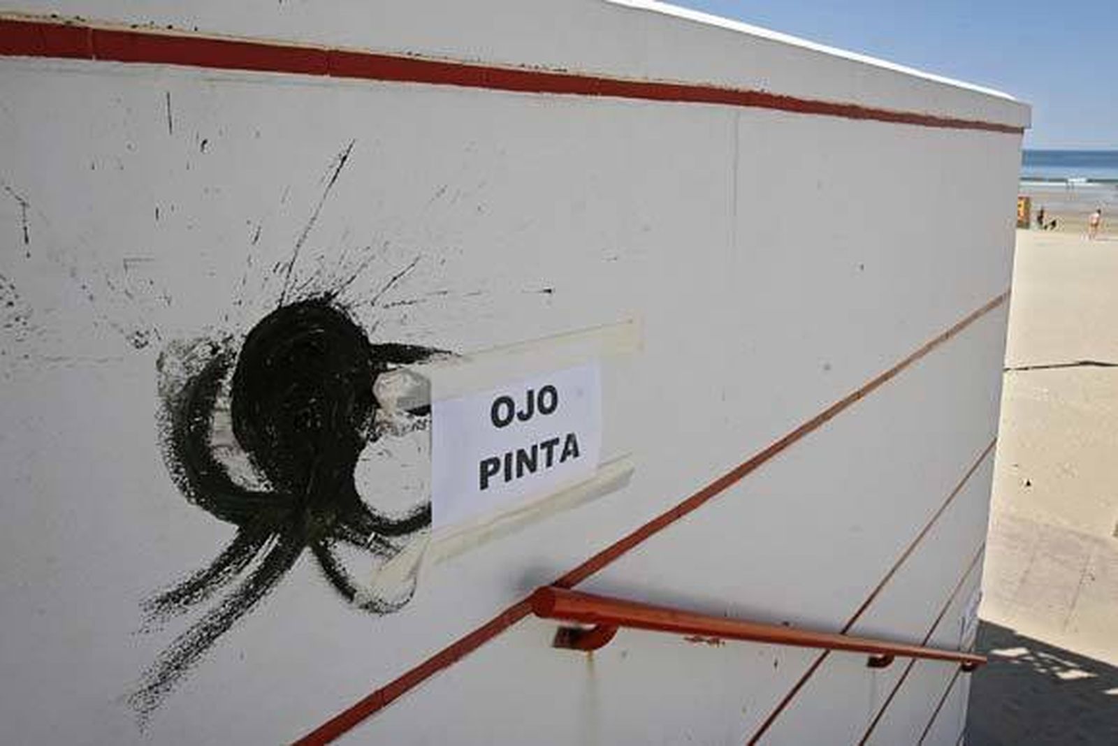 Decenas de operarios se afanan estos días por dejar la zona estrella del verano gaditano en perfecto estado./Joaquín Pino  Foto: Joaquin Pino