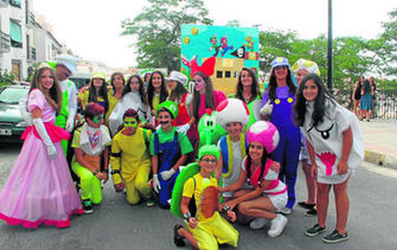 Más de 500 personas participan en el inicio de feria en el desfile de carrozas