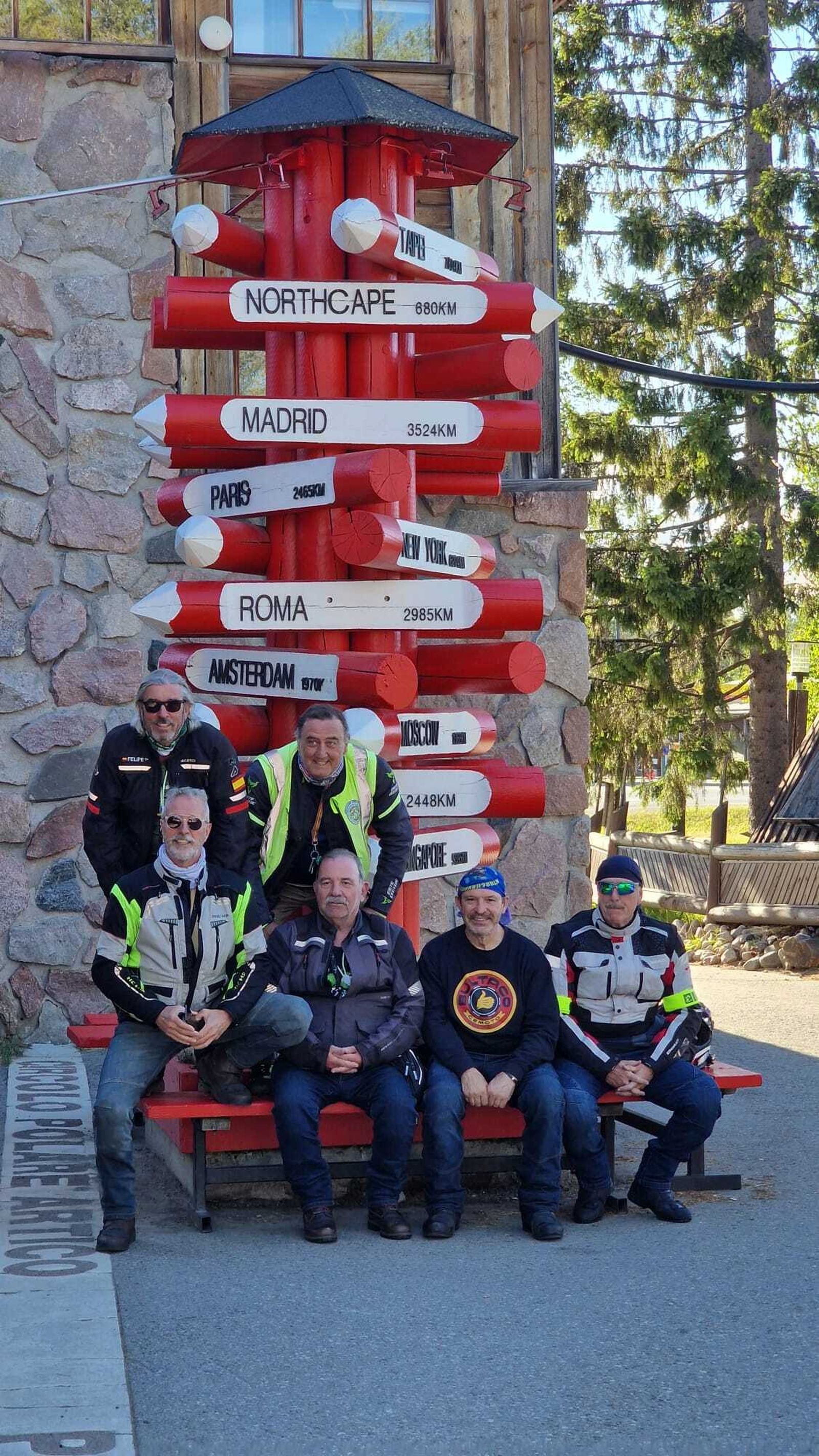 Los  moteros, durante una de sus paradas en ruta, ya en el Círculo Polar Ártico.