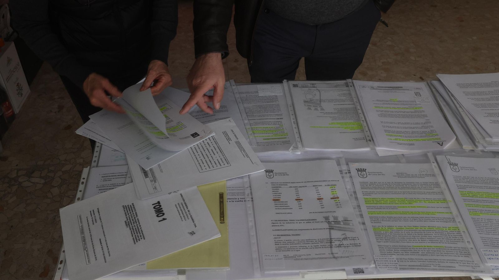 Detalle de los más de 12.000 folios con los que cuenta la asociación entre informes y estudios.