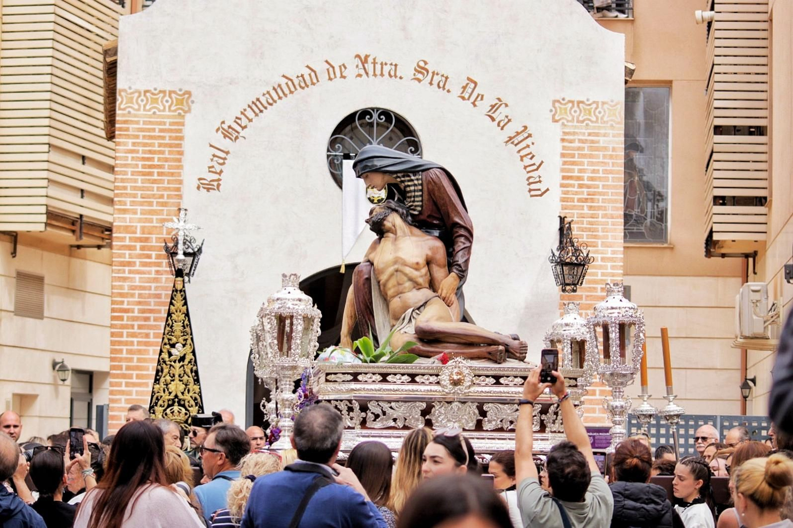 Los traslados de la Sangre y la Piedad de la Semana Santa de Málaga 2025, en imágenes