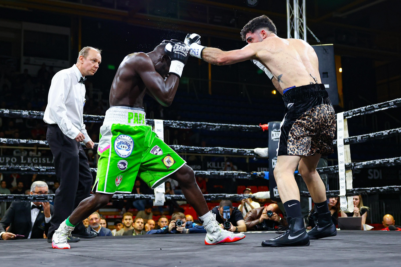 Las mejores fotos de la derrota de José Luis Navarro (El Cazador Jr) ante Gustave Tamba
