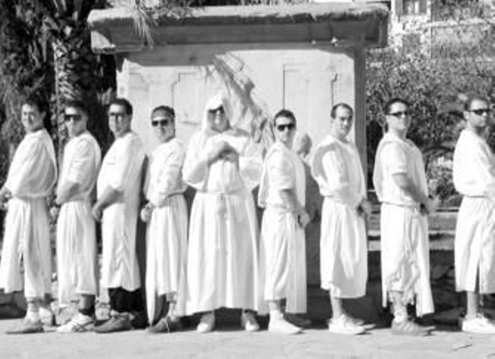 Nacho Aguado, en el centro, con la cabeza cubierta, junto al resto de miembros de Los Inhumanos.